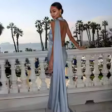 Vestido de Gala en Satén Lustroso con Hombros Descubiertos y Lazo de Satén.