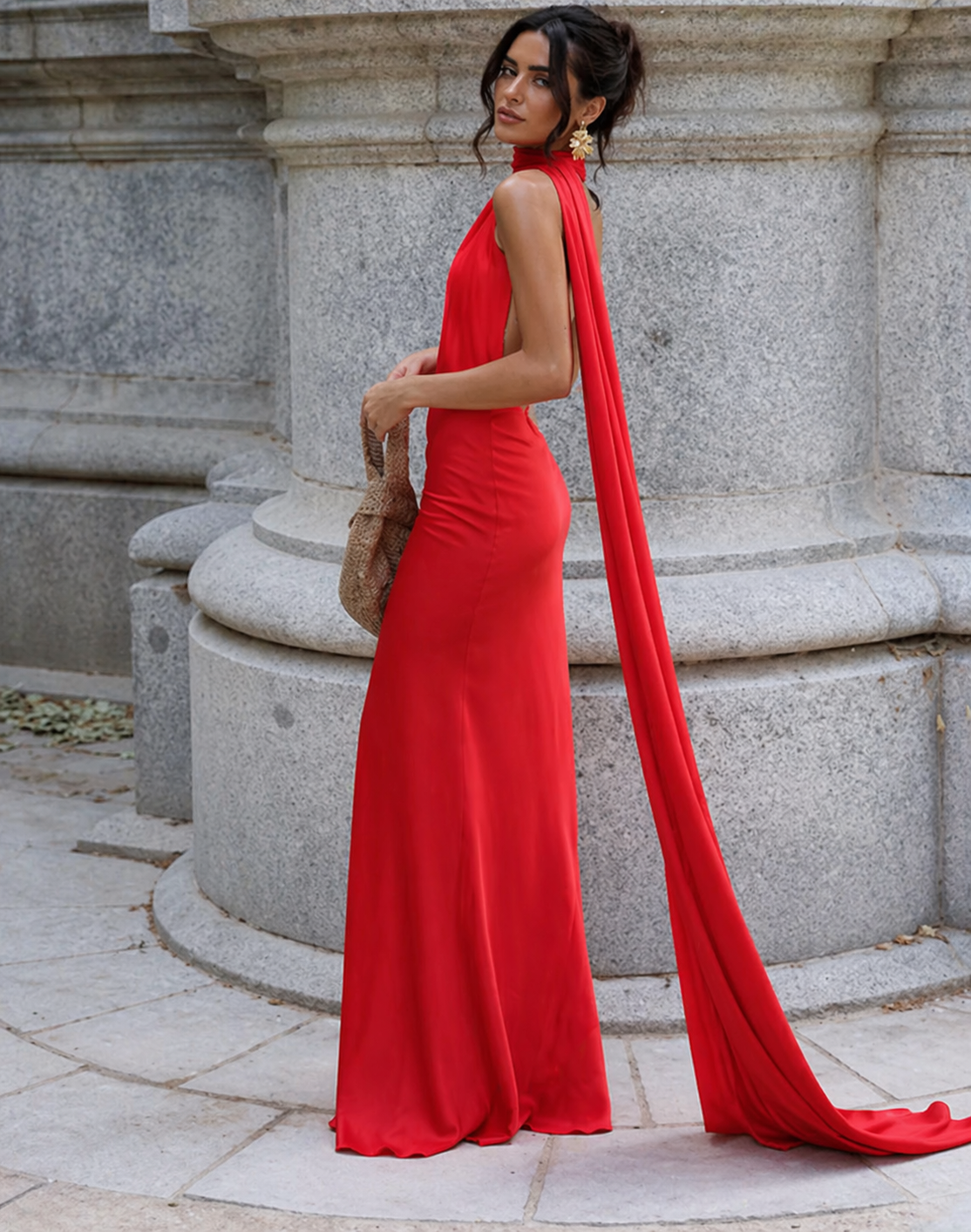 Vestido de Gala en Satén Lustroso con Hombros Descubiertos.