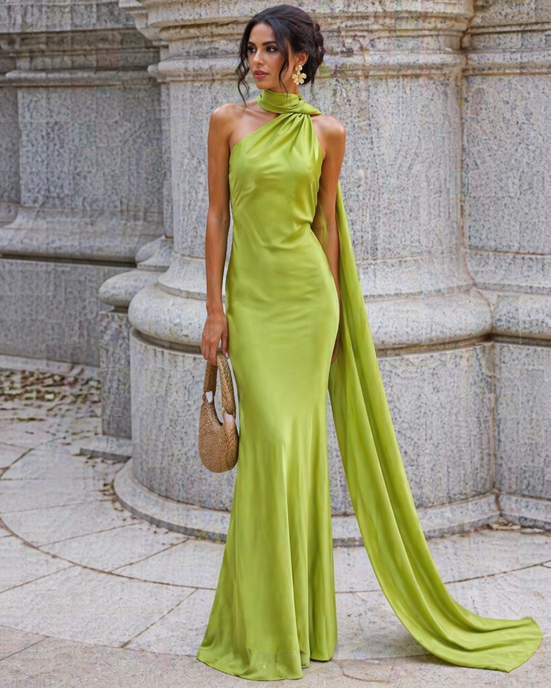 Vestido de Gala en Satén Lustroso con Hombros Descubiertos.
